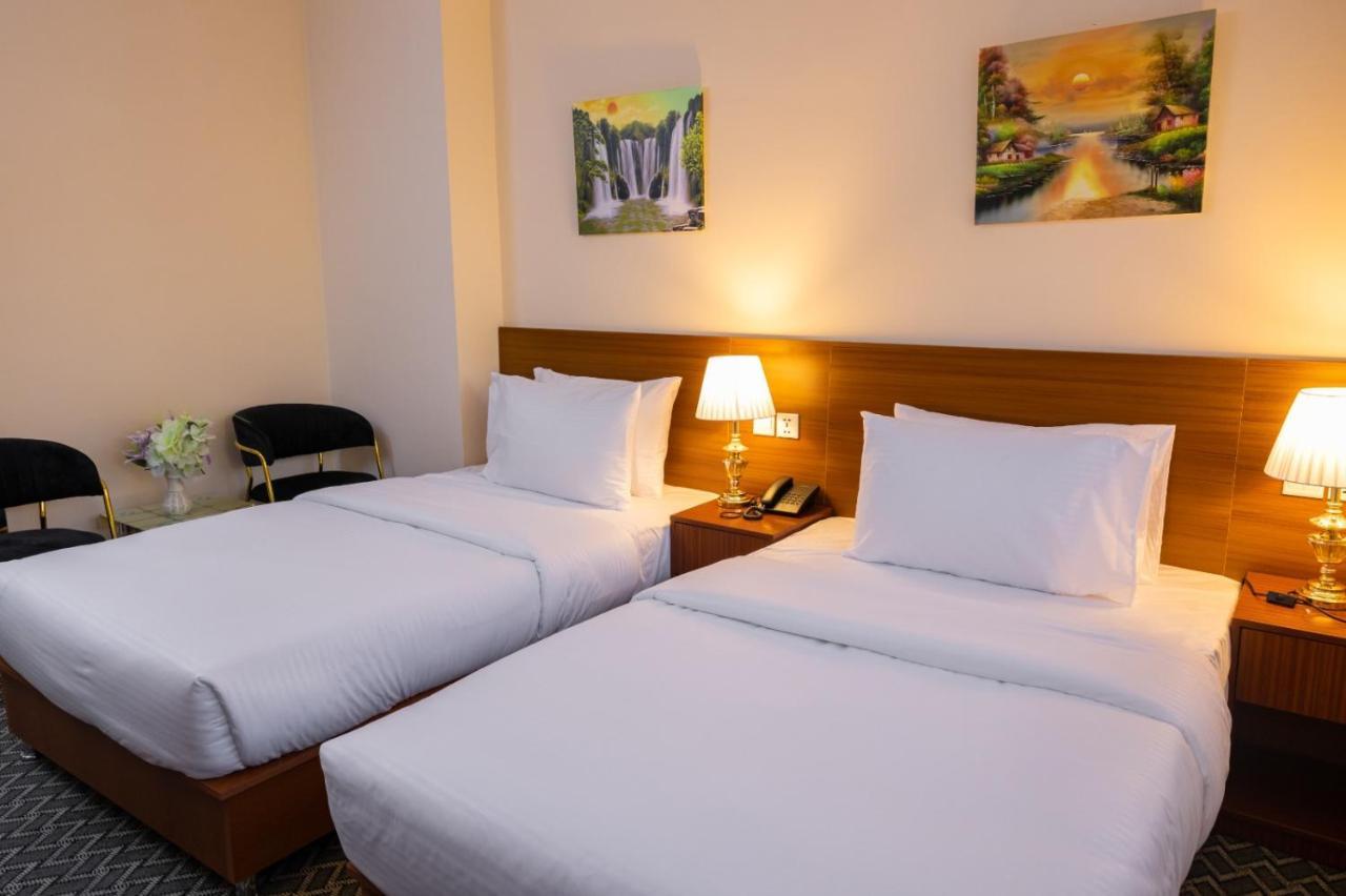 Three 888 Hotel Dubai Esterno foto