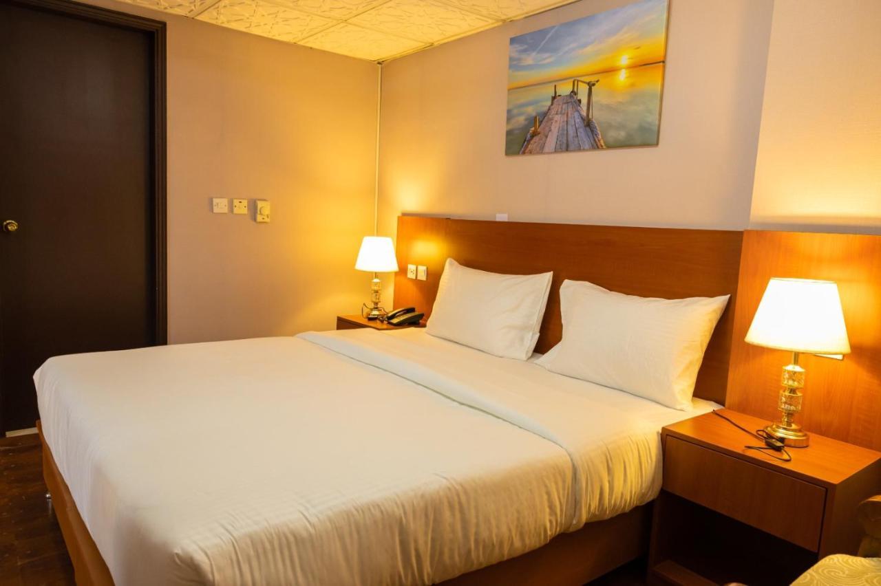 Three 888 Hotel Dubai Esterno foto