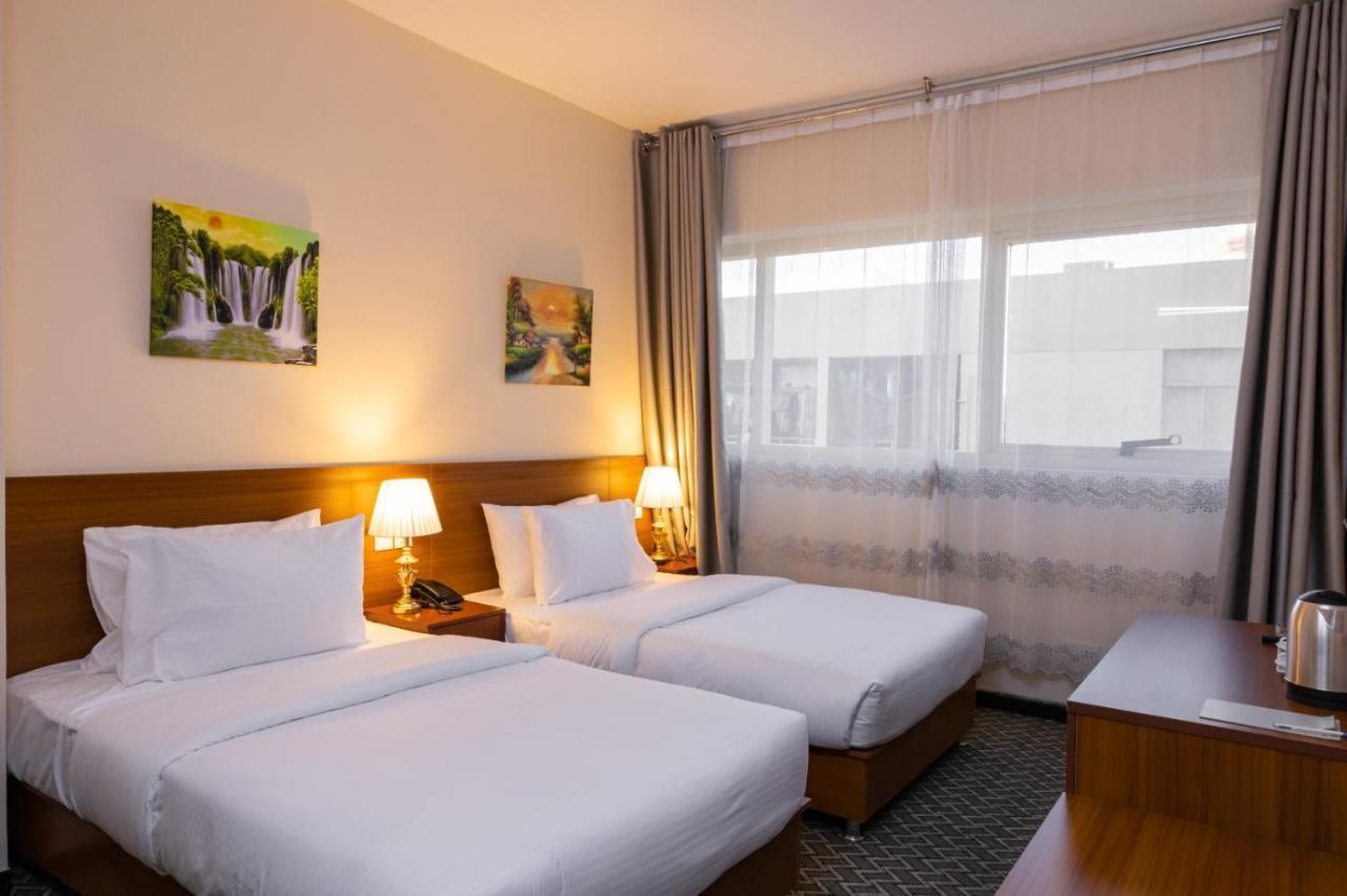 Three 888 Hotel Dubai Esterno foto