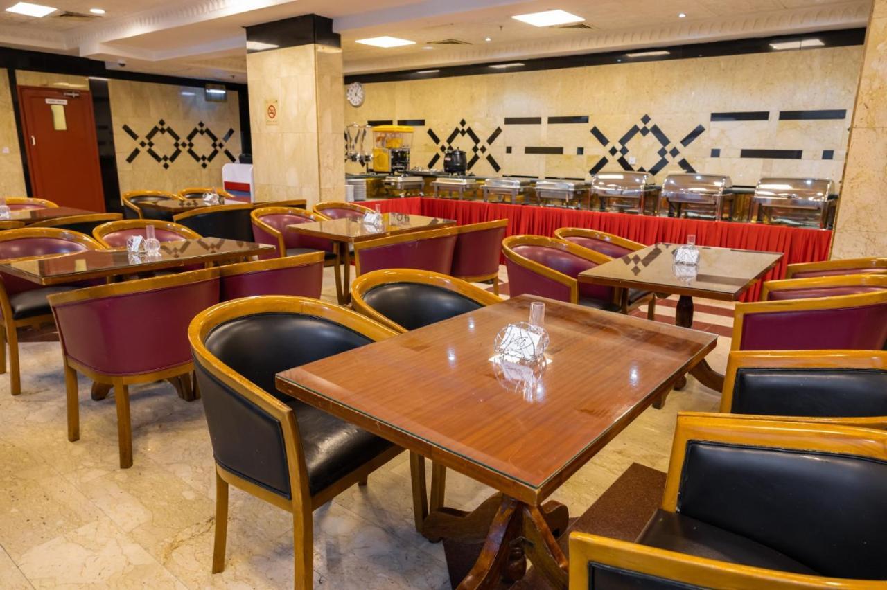 Three 888 Hotel Dubai Esterno foto