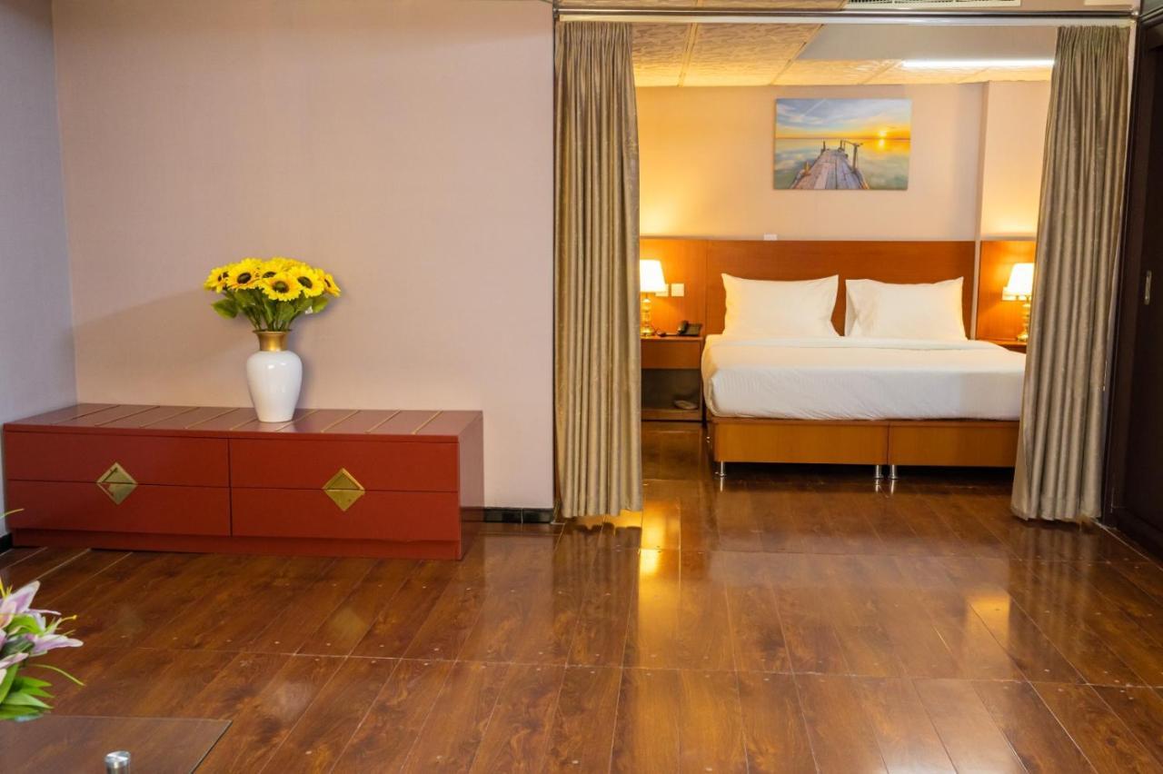 Three 888 Hotel Dubai Esterno foto