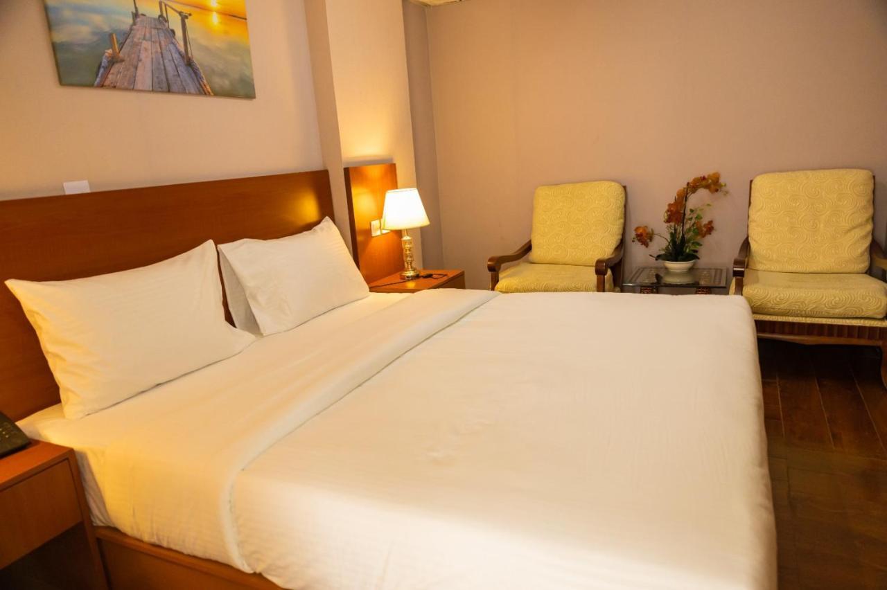 Three 888 Hotel Dubai Esterno foto
