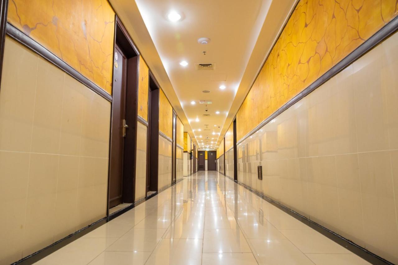 Three 888 Hotel Dubai Esterno foto