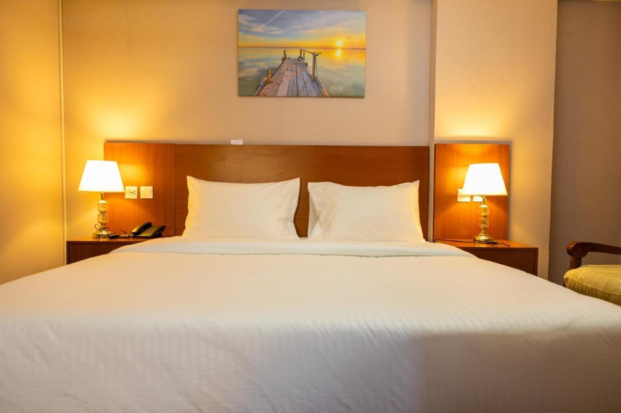 Three 888 Hotel Dubai Esterno foto
