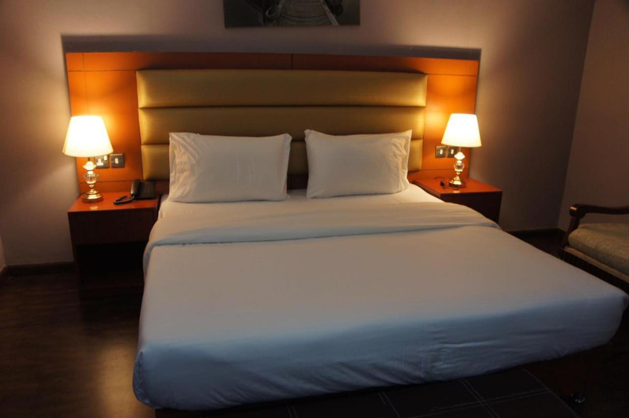 Three 888 Hotel Dubai Esterno foto