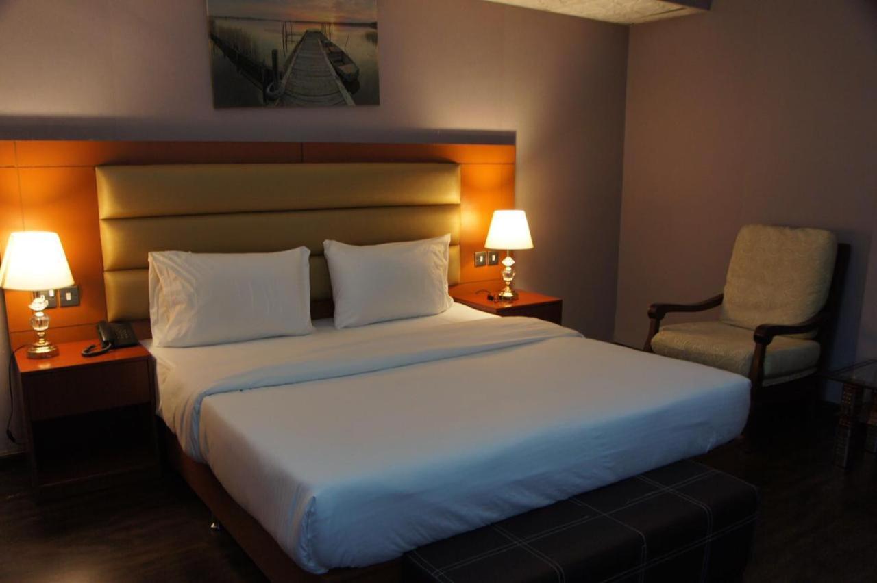 Three 888 Hotel Dubai Esterno foto