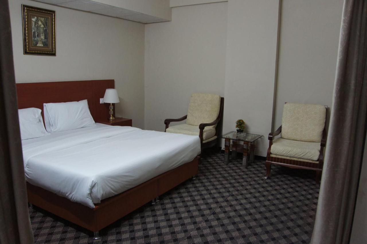 Three 888 Hotel Dubai Esterno foto