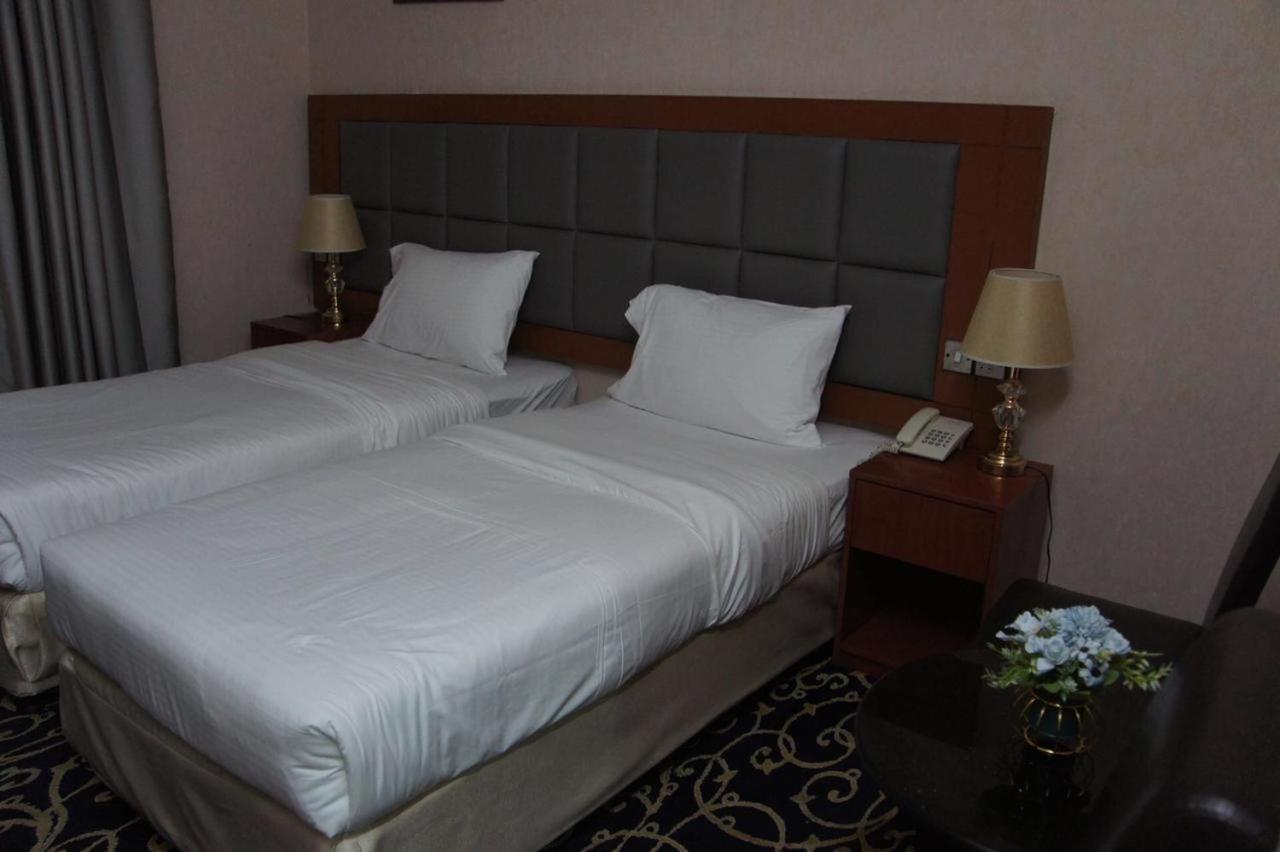 Three 888 Hotel Dubai Esterno foto