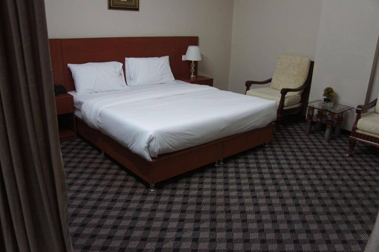 Three 888 Hotel Dubai Esterno foto