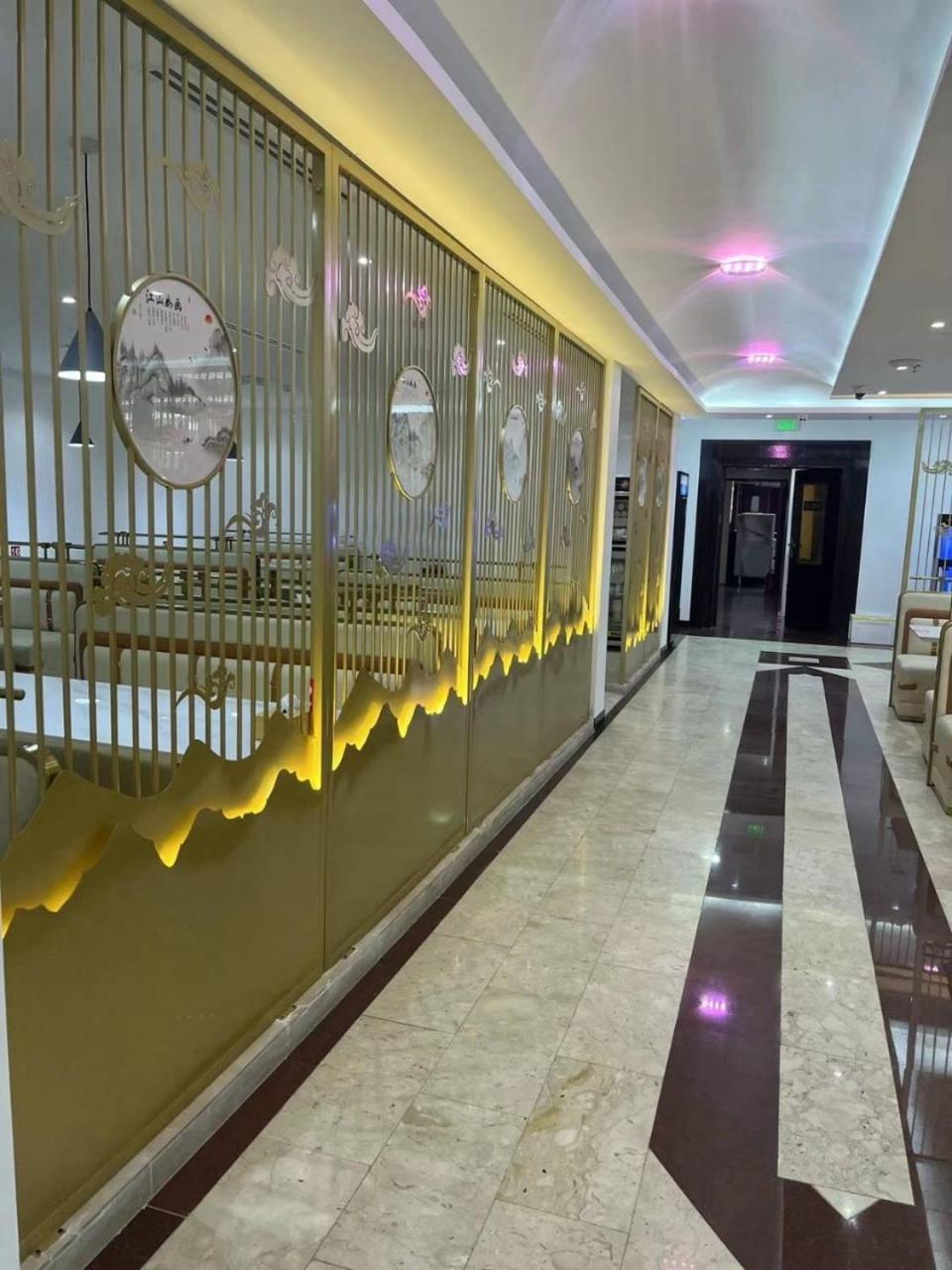 Three 888 Hotel Dubai Esterno foto